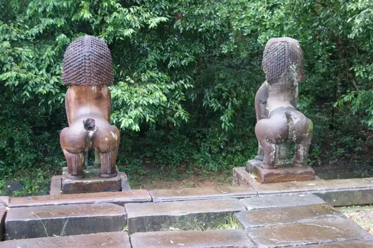 Lion stature in Banteay Samre Ruins